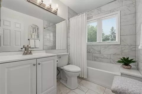 Bath - 4001 Hickory Ct, Peekskill, NY 10566 photo 2 of 2