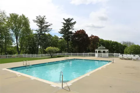 Exterior - 4001 Hickory Ct, Peekskill, NY 10566 photo 10 of 11