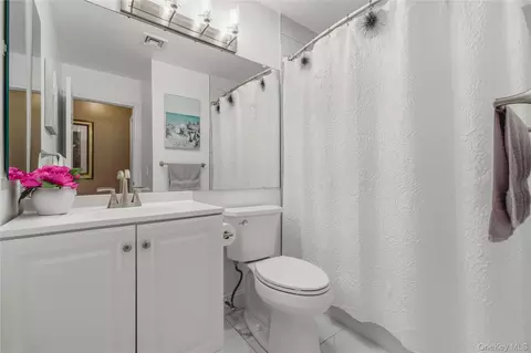 Bath - 4001 Hickory Ct, Peekskill, NY 10566 photo 1 of 2