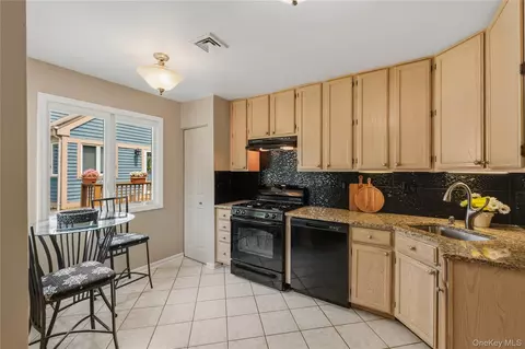 Kitchen - 4001 Hickory Ct, Peekskill, NY 10566 photo 2 of 4