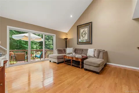Living - 4001 Hickory Ct, Peekskill, NY 10566 photo 1 of 6