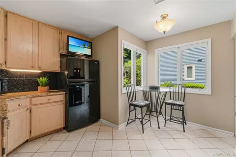 Kitchen - 4001 Hickory Ct, Peekskill, NY 10566 photo 3 of 4