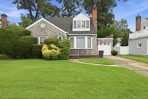 8 Redwood Rd, North Hempstead, NY 11040