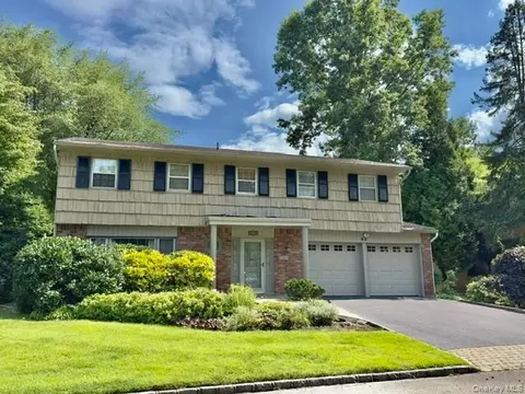 40 Knott Dr, Glen Cove, NY 11542