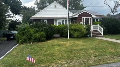 59 Farmers Ave, Lindenhurst, NY 11757