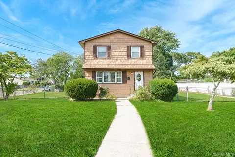 9 Van Cedar St, Brentwood, NY 11717