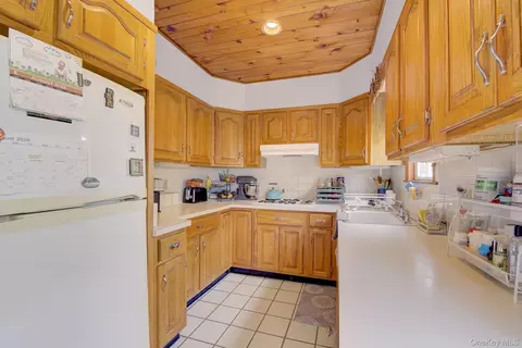 Kitchen - 342 E Walnut St, Long Beach, NY 11561 photo 3 of 3