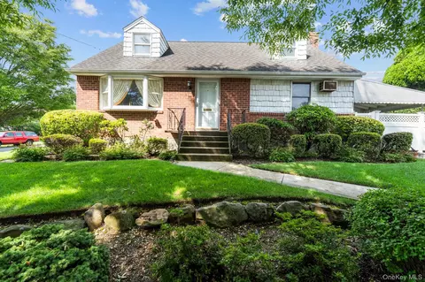 18 Lynton Rd, North Hempstead, NY 11507