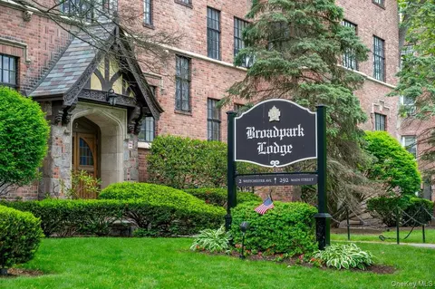 2 Westchester Ave #3K, White Plains, NY 10601