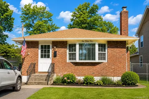 189 N Railroad Ave, Babylon, NY 11702