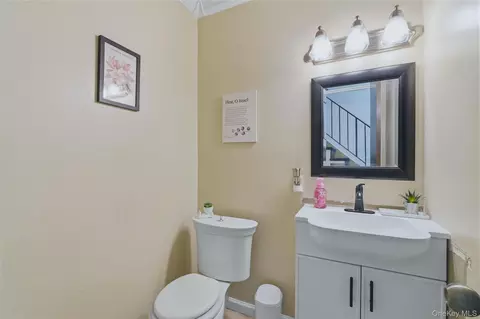 Entry Way - 31 Roundtree Ct, Beacon, NY 12508 photo 2 of 4