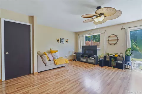 Living - 31 Roundtree Ct, Beacon, NY 12508 photo 1 of 2