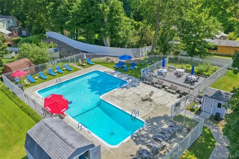 Exterior - 31 Roundtree Ct, Beacon, NY 12508 photo 2 of 8