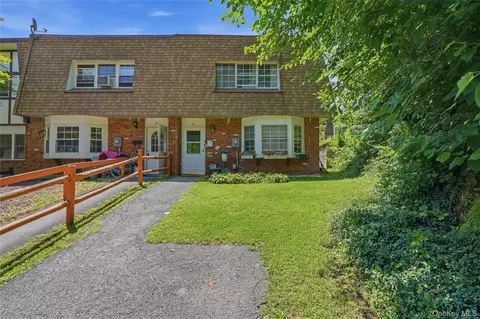 Exterior - 31 Roundtree Ct, Beacon, NY 12508 photo 6 of 8