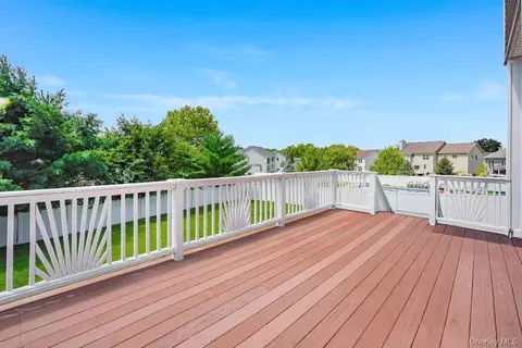 Exterior - 36 Thames Rd, Poughkeepsie, NY 12603 photo 5 of 9