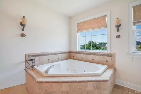Bath - 36 Thames Rd, Poughkeepsie, NY 12603 photo 2 of 4