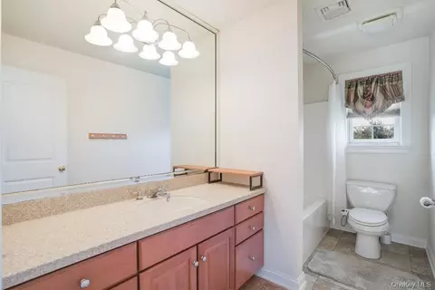 Bath - 36 Thames Rd, Poughkeepsie, NY 12603 photo 4 of 4