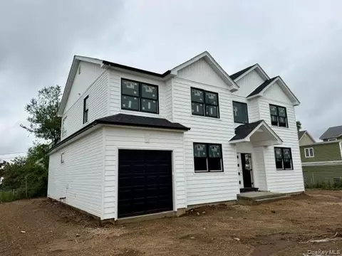 63 Vandewater St, Farmingdale, NY 11735