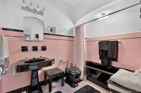 Bath - 168-09 29th Ave, Flushing, NY 11358 photo 2 of 5
