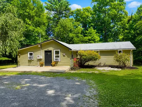 37 Old Town Rd, Shawangunk, NY 12566
