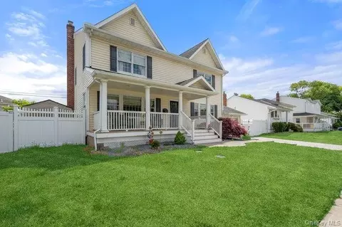 47 Syosset Cir, Syosset, NY 11791