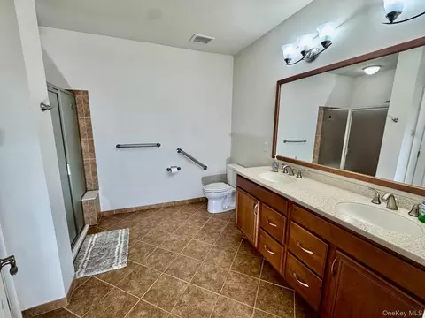 Bath - 622 Regency Dr, Wappinger, NY 12524 photo 4 of 4