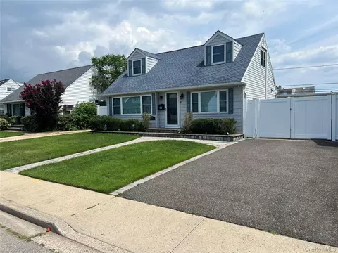 43 Crescent St, Hicksville, NY 11801