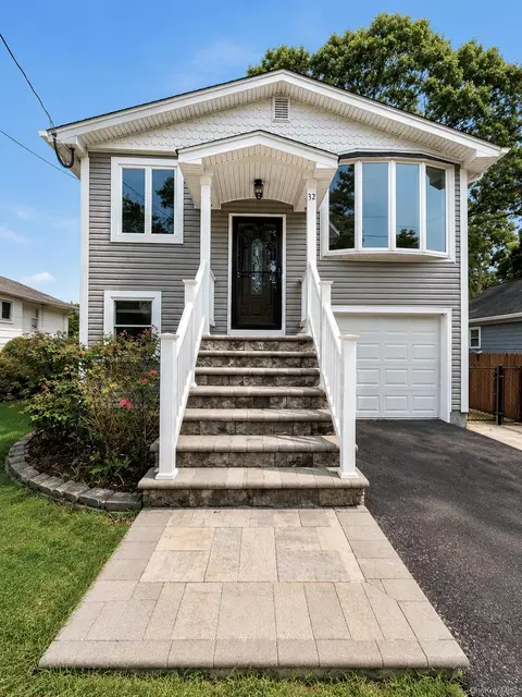 32 Dorchester Rd, Ronkonkoma, NY 11779