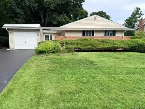 9 Bowman Ln, Kings Park, NY 11754