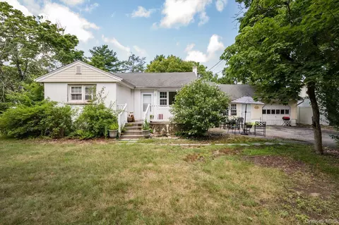 307 Old Country Rd, Melville, NY 11747