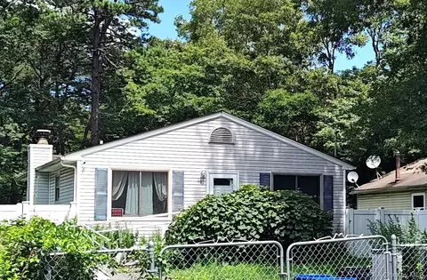 83 Norfleet Ln, Coram, NY 11727