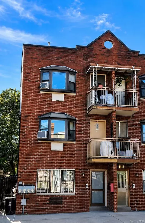3929 56th St, New York, NY 11377