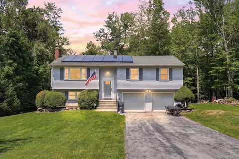 12 Talbot Dr, Pleasant Valley, NY 12569