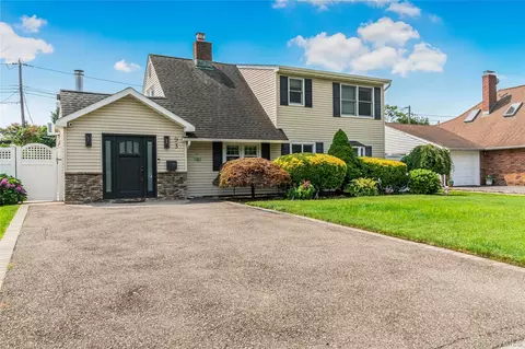 93 Duckpond Dr N, Wantagh, NY 11793