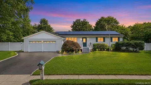 10 Aron Dr, Bohemia, NY 11716