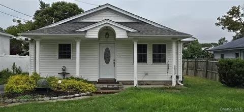 13 Manor Dr, Shirley, NY 11967