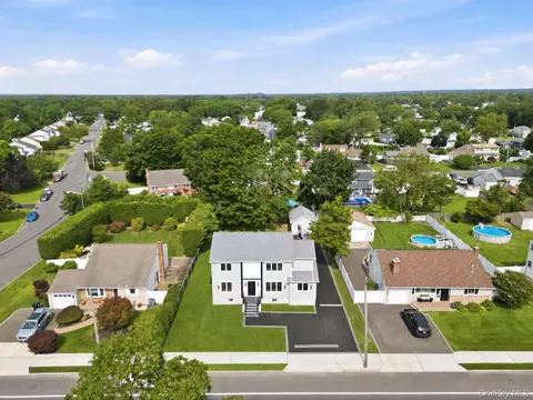 136 Udall Rd, West Islip, NY 11795