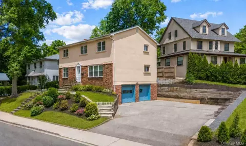 1 Wood Rd, North Hempstead, NY 11024
