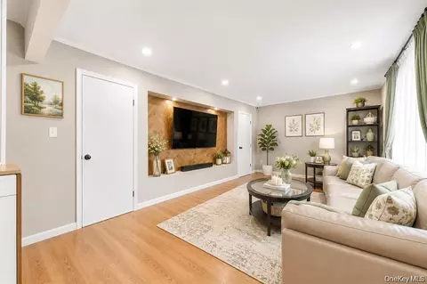 1 Wood Rd, North Hempstead, NY 11024