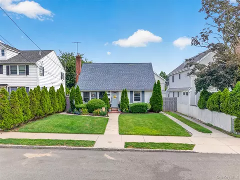 131 Dorset Ave, North Hempstead, NY 11507