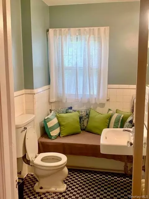 Bath - 330 E Devonia Ave, Mount Vernon, NY 10552 photo 1 of 2