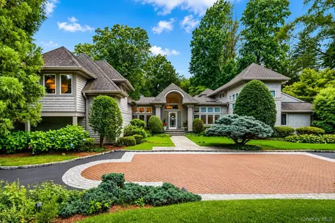 24 Winding Ln, Glen Head, NY 11545