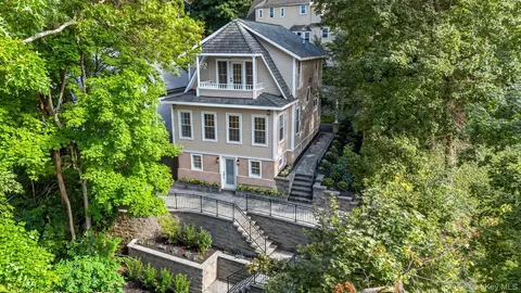 111 Altamont Ave, Sea Cliff, NY 11579