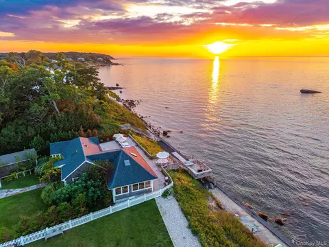 21515 Soundview Ave, Southold, NY 11971