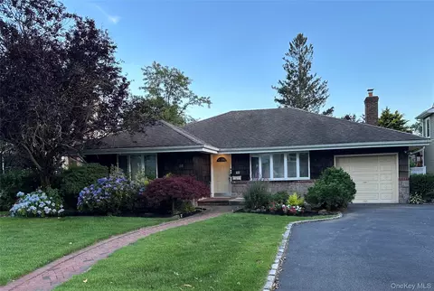 98 Wright Rd, Rockville Centre, NY 11570