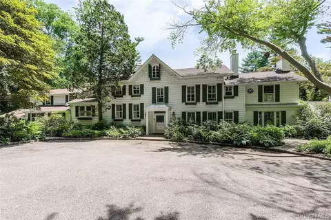 450 Oyster Bay Rd, Locust Valley, NY 11560