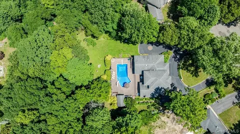 5 Jacquelyn Ct, Dix Hills, NY 11746