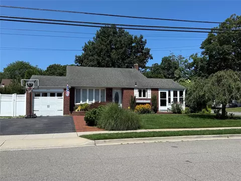 244 Ocean Ave, Massapequa Park, NY 11762
