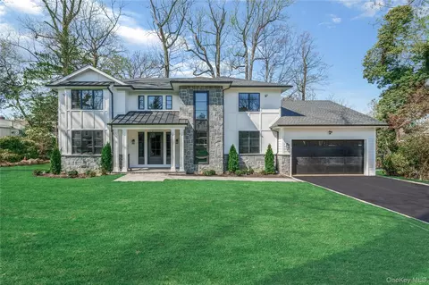 22 Old Field Ln, North Hempstead, NY 11020