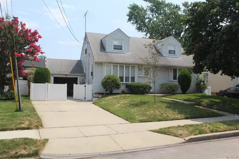 120 N Terrace Pl, Valley Stream, NY 11580